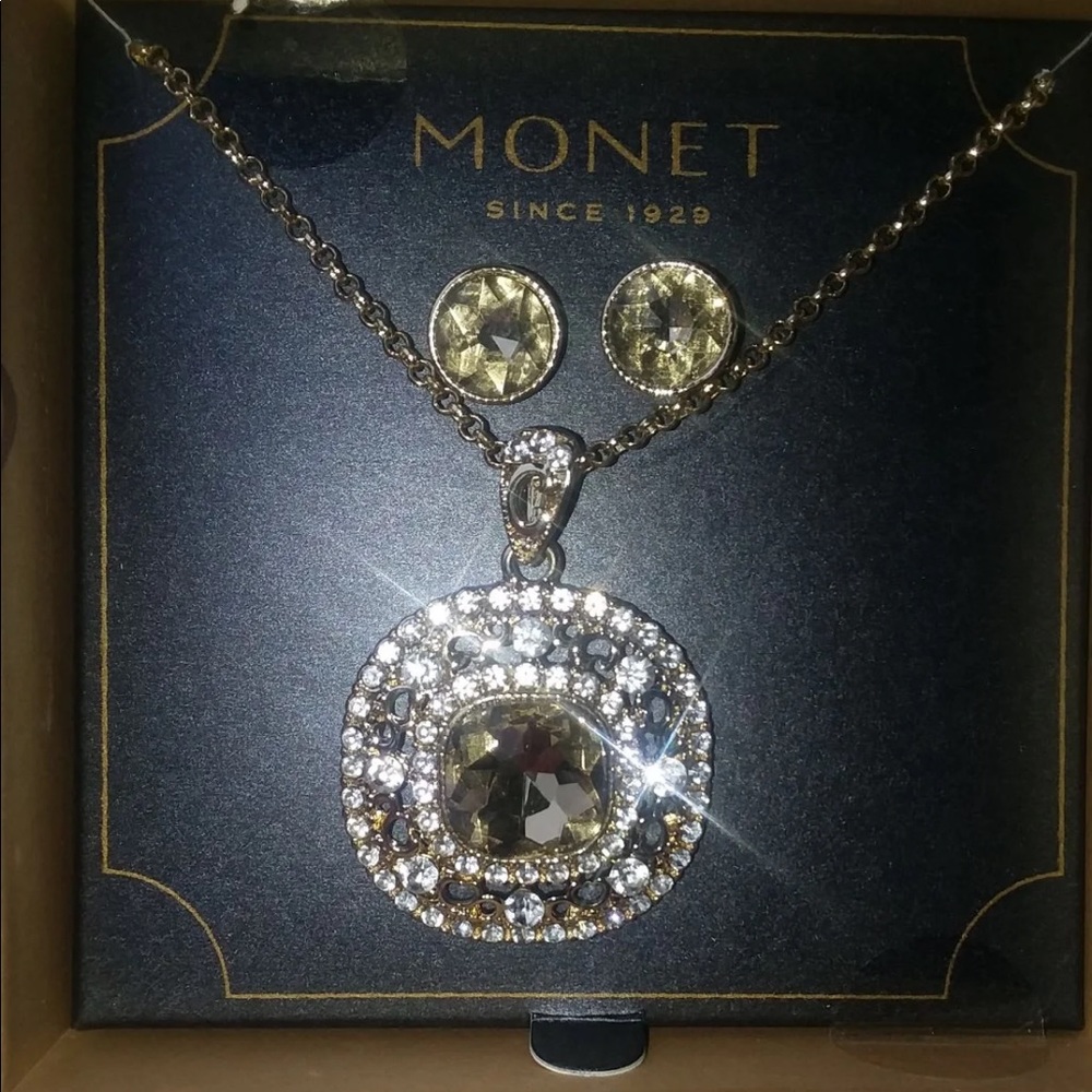 Earring and necklace set